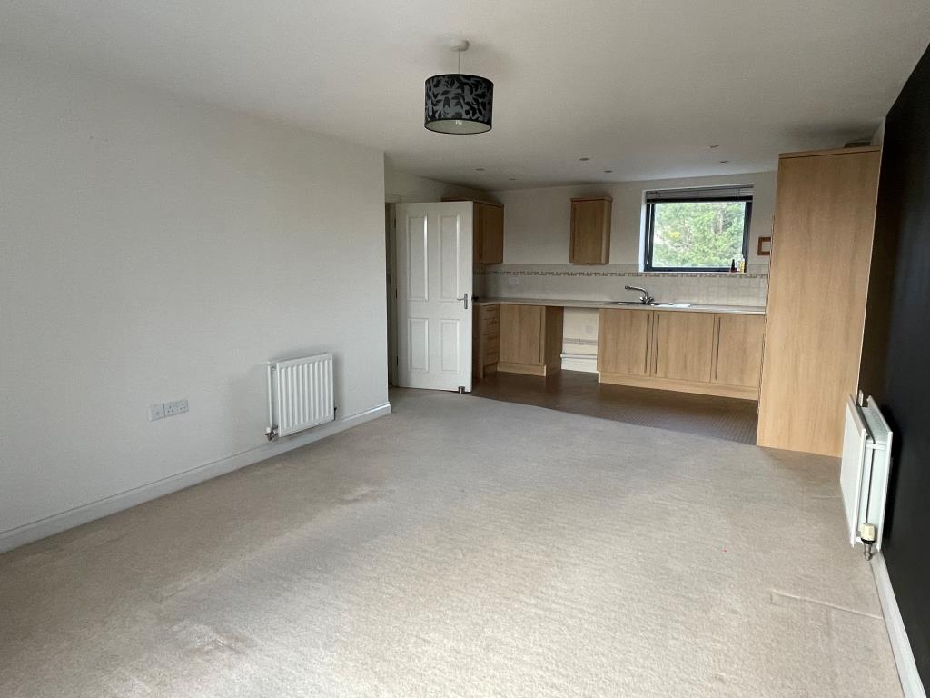 Lot: 50 - VACANT FLAT IN TOWN CENTRE -